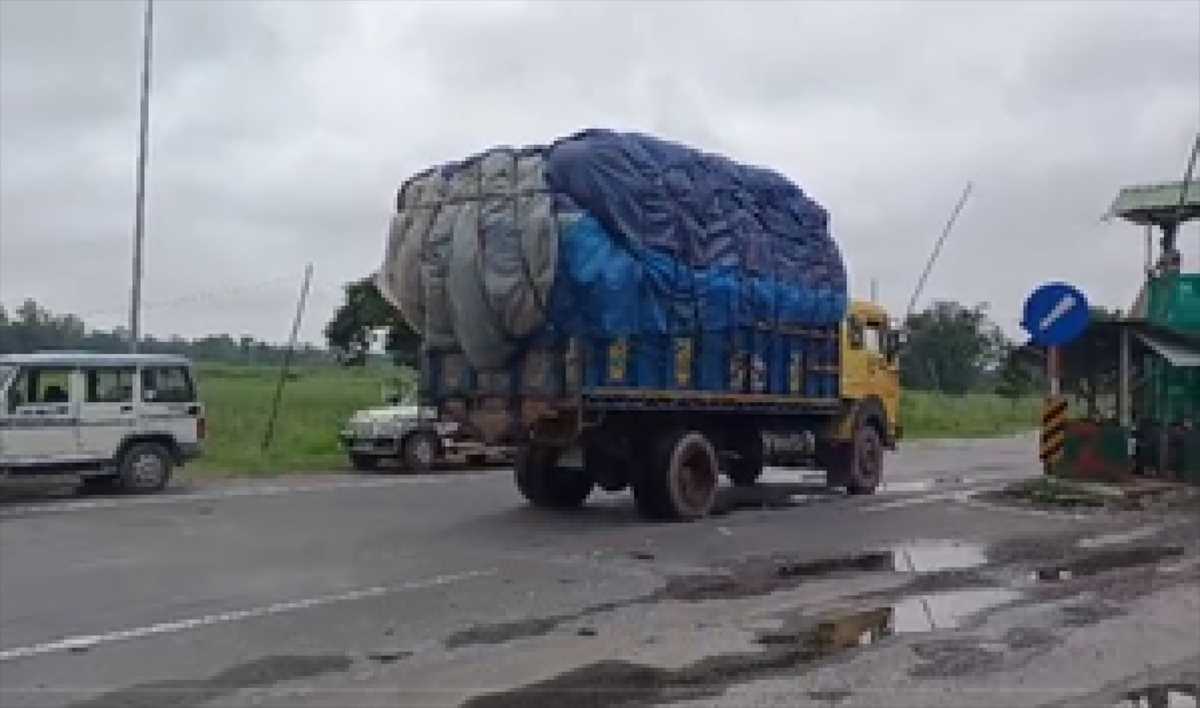 बिगड़े हालात के चलते पश्चिम बंगाल में बांग्लादेशी यात्री फंसे